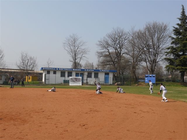 Difesa dei Thunder a terra e Sarwar fa l'assistenza.